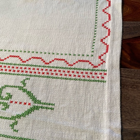 Handmade tablecloth embroidered in cross stitch! - Picture 3 of 5